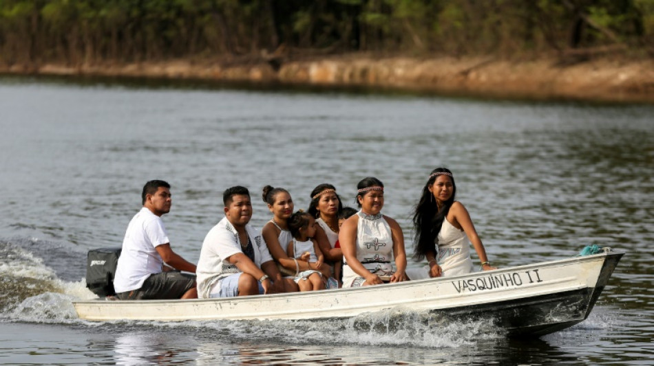 En Amazonie, des indigènes votent Lula, en bateau