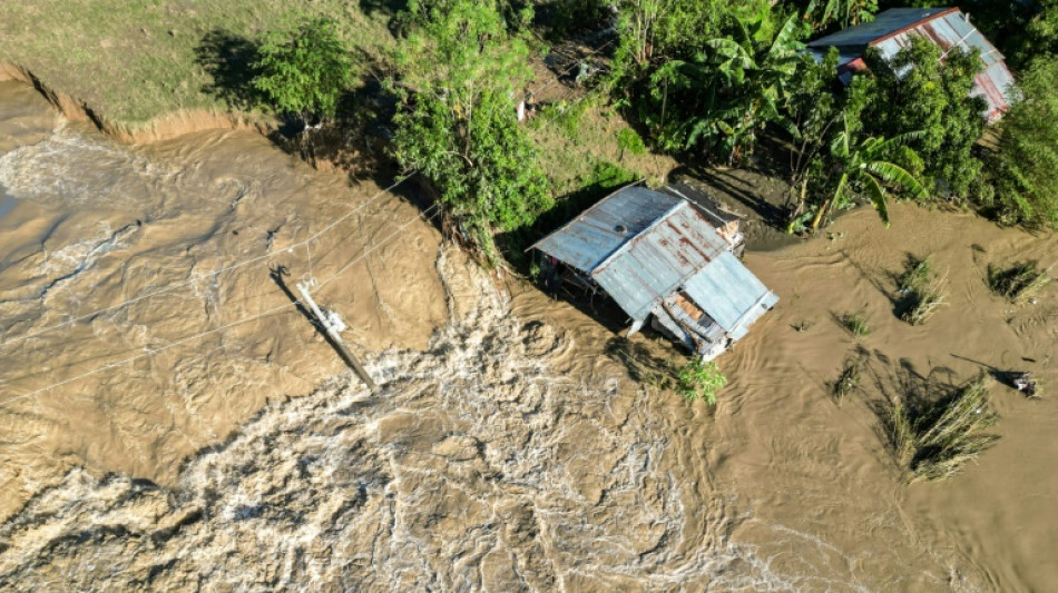 Burst dike leaves Filipino farmers under water 