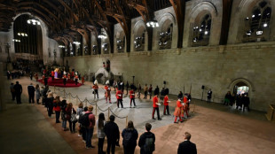 Una marea de ciudadanos desfila toda la noche por capilla ardiente de Isabel II