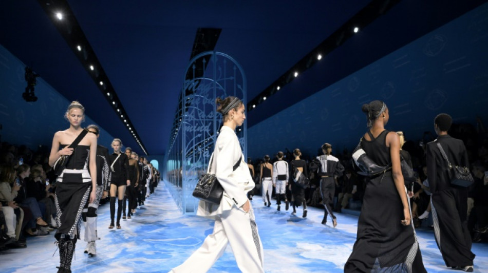 Dior rinde homenaje a las atletas con un desfile lleno de amazonas en París