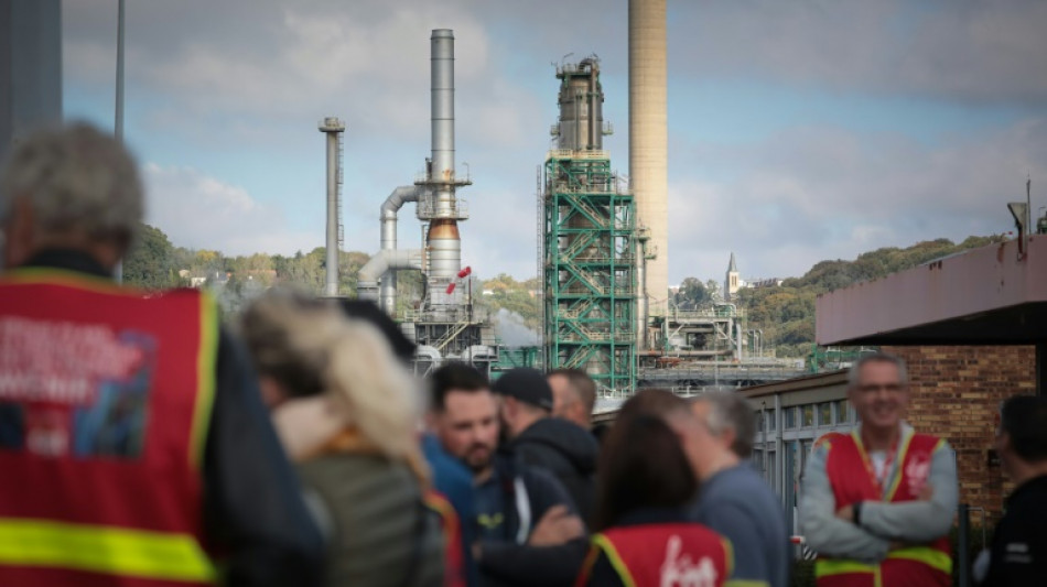 Après trois semaines de grève et une augmentation de salaire, les raffineurs décident de la suite de leur mouvement