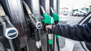 Benzina self a 1,77 euro al litro, minimi dal 2024