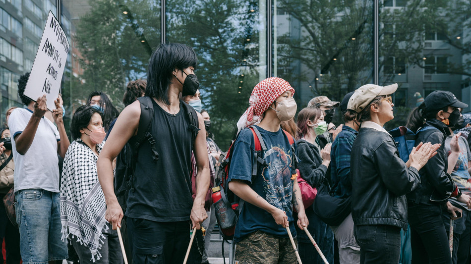 Polizia spara lacrimogeni sui manifestanti pro-Gaza in Virginia