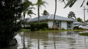 L'ouragan Nicole, retrogradé en tempête tropicale, frappe la Floride