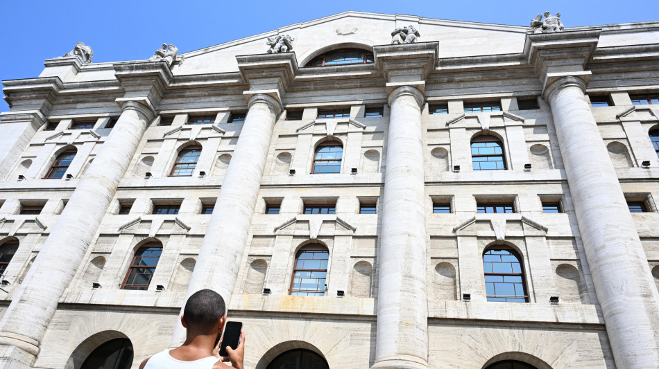 Borsa: Milano cauta, bene Stellantis e Stm, giù Juve e Tim