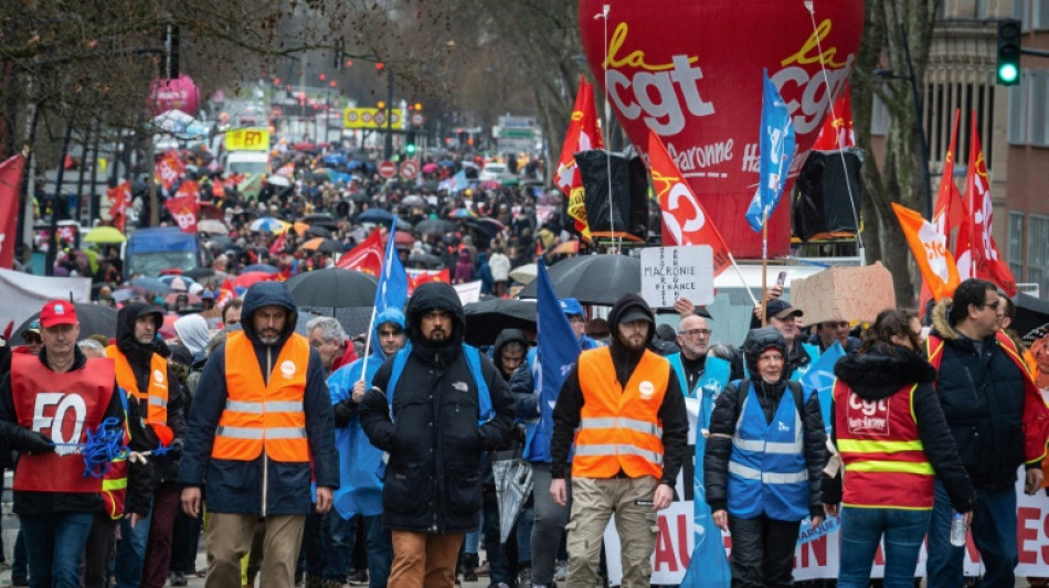 Retraites: dans la rue pour la 7e fois, les syndicats appellent Macron à "consulter le peuple"