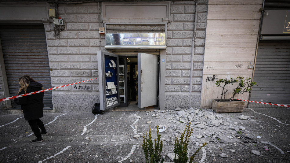 Notte in strada nella zona dei Campi Flegrei, timori per futuro