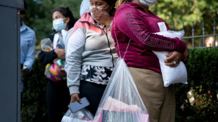 Migrantes enviados a exclusiva isla de EEUU son trasladados a base militar