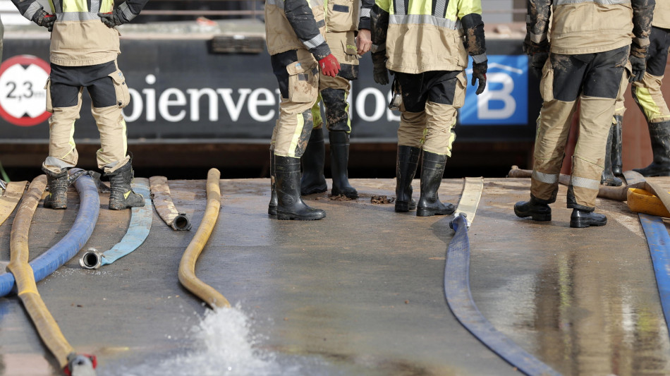 Militari cercano 20 dispersi in un supermercato a Benetusser