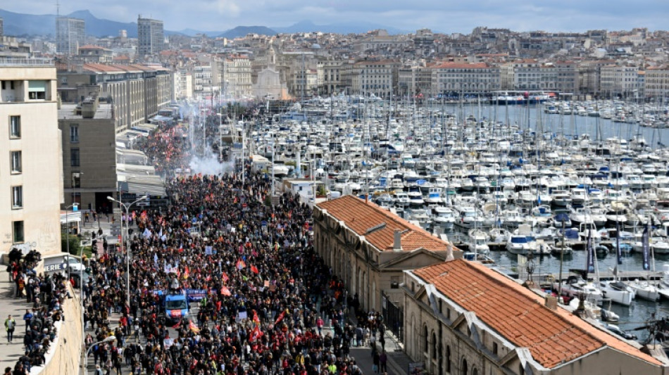 Retraites: regain de mobilisation et de tensions, les syndicats veulent "garder l'opinion"