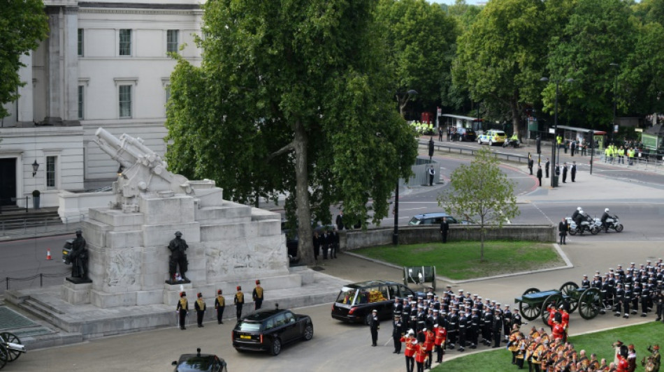 Sarg der Queen auf dem Weg zu ihrer letzten Ruhestätte auf Schloss Windsor