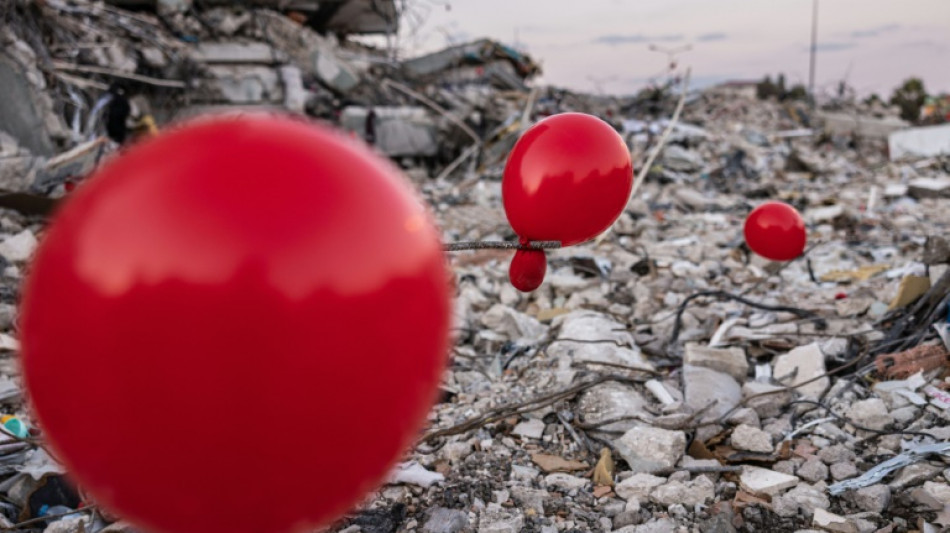 Turquie: à Antakya, des ballons rouges pour les enfants victimes du séisme