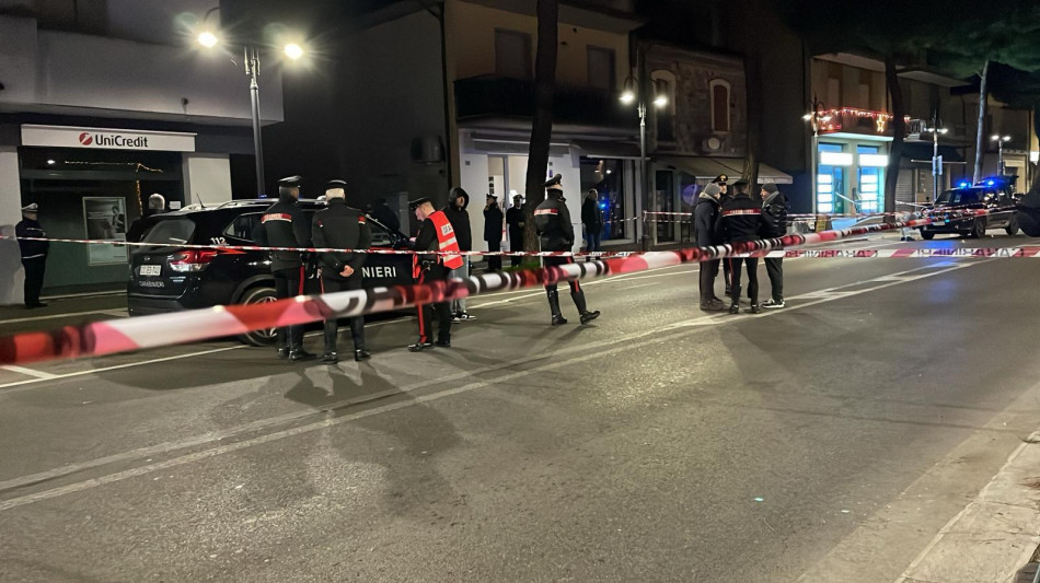 Accoltella 4 persone e si avventa contro i Carabinieri, ucciso