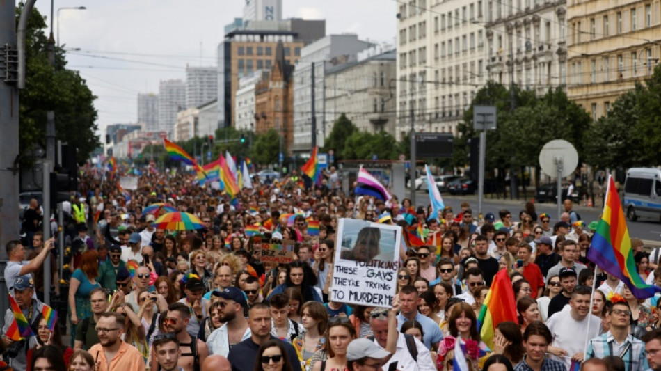 Milhares de pessoas protestam em apoio à comunidade LGBTQIA+ na Polônia