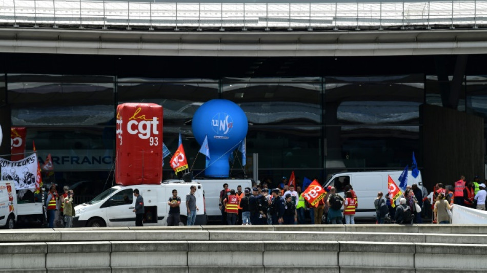 Aéroports parisiens: fin de la grève des pompiers, les autres personnels négocient toujours