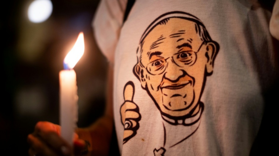 Argentinos marchan con antorchas por el papa porque "amor con amor se paga"