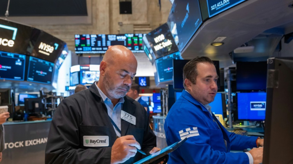 Wall Street finit en ordre dispersé, record pour le Dow Jones