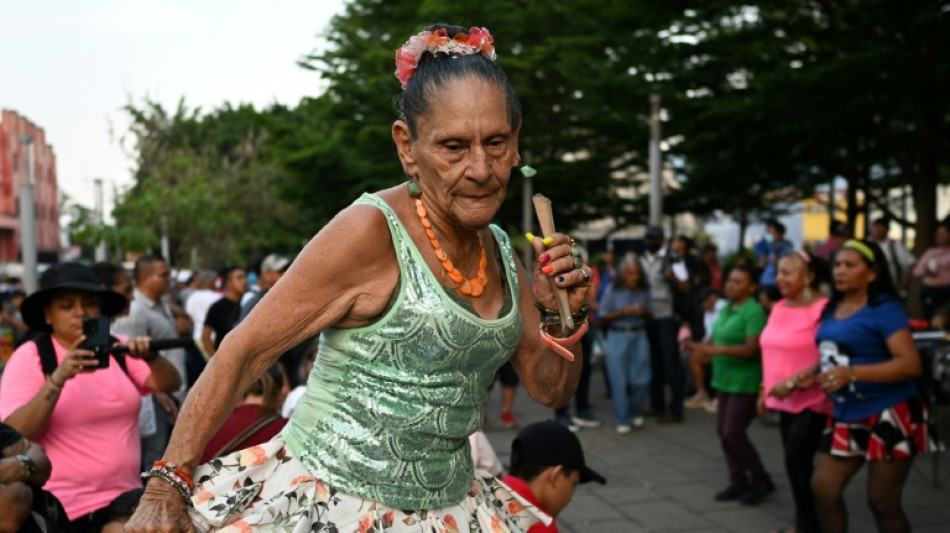 Les danseurs de retour sur une place de San Salvador reconquise aux bandes criminelles