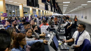 Principal aeropuerto de Perú reanuda vuelos tras problemas en pista de aterrizaje