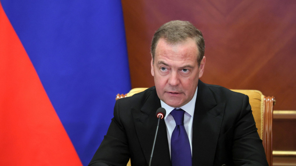 Medvedev, 'inviare peacekeeper Nato equivale a una guerra'