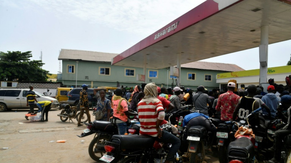 Les Nigérians se ruent sur le carburant avant la fin prochaine de subventions