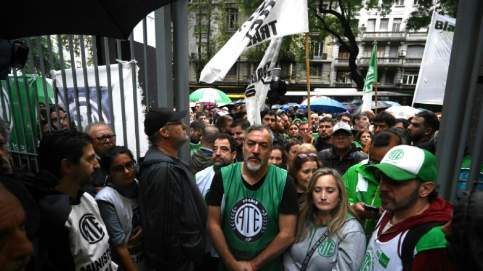 Empleados estatales protestan en Argentina contra millares de despidos