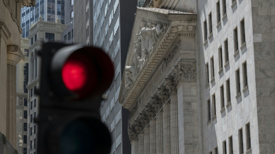 Wall Street termine en baisse, la chute du moral des consommateurs pèse