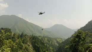 Com helicóptero e tirolesa, soldados resgatam oito pessoas de teleférico no Paquistão