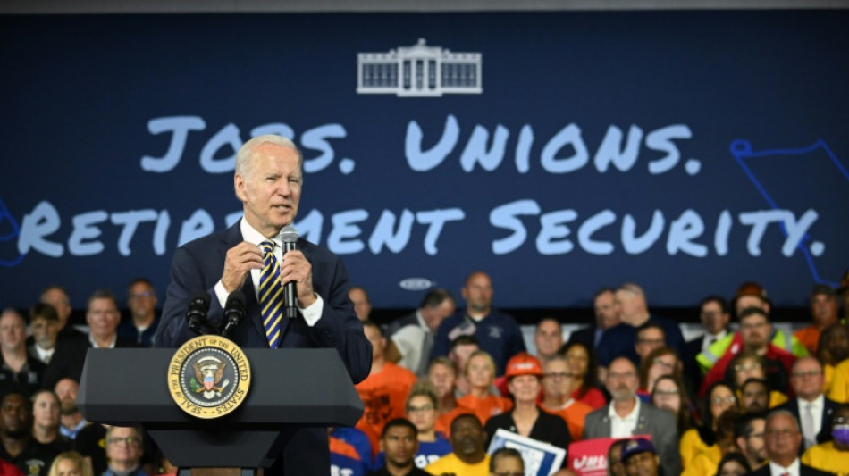 Biden s'offre un peu de répit dans l'Ohio, entouré de la classe ouvrière qu'il affectionne