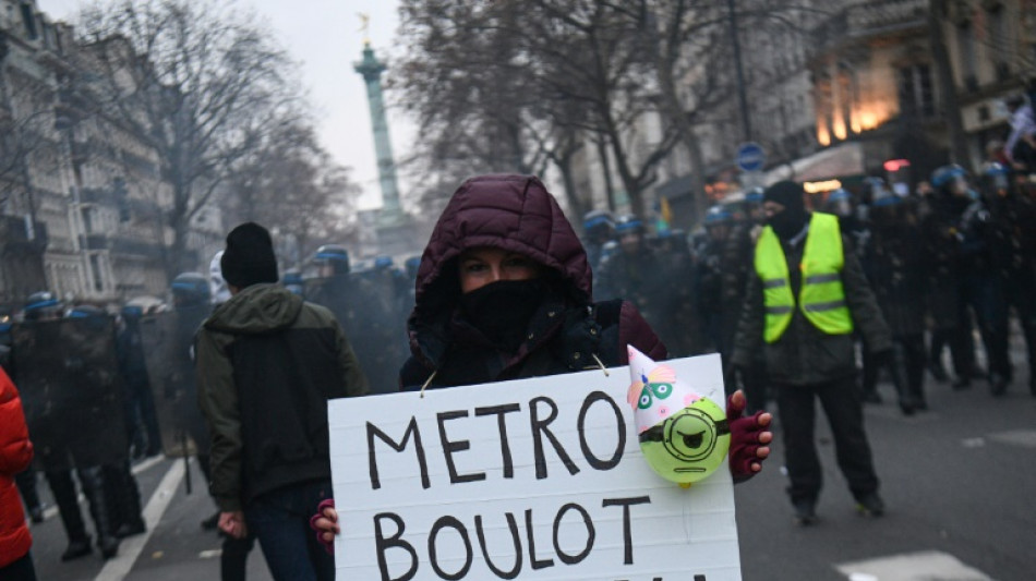 Retraites: premiers défilés bien garnis, les syndicats espèrent frapper "plus haut, plus fort"