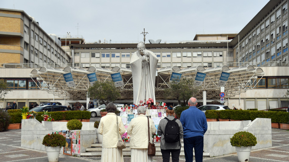 La notte è stata tranquilla, il Papa riposa