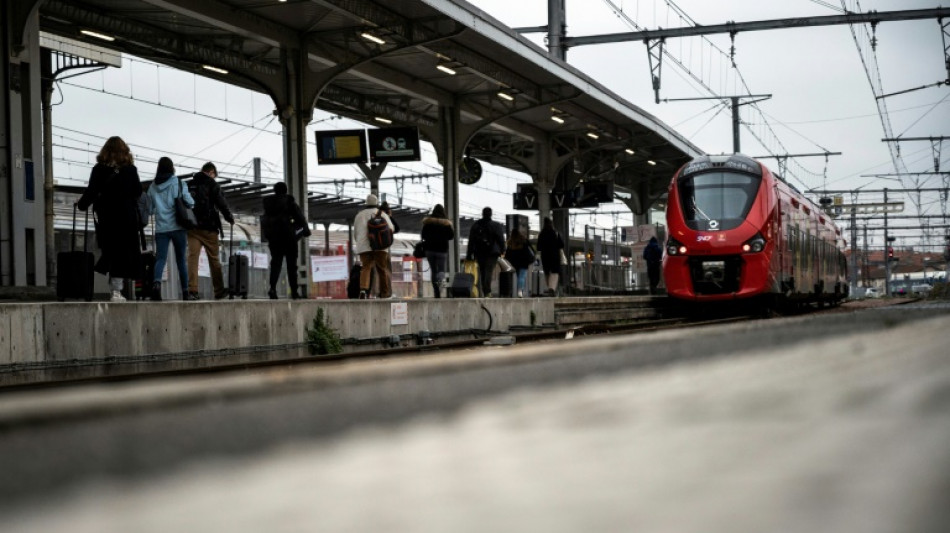 Grève SNCF: avec 4 TGV sur 10, les voyageurs face à la grève des contrôleurs