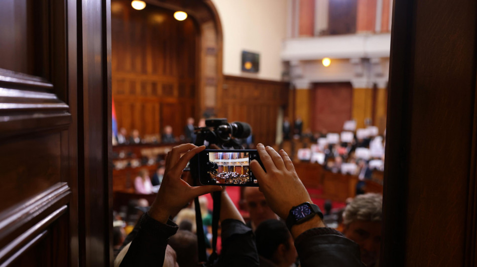 Caos e risse nel Parlamento di Belgrado