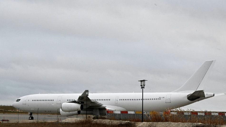 Avião com passageiros indianos bloqueados na França tem decolagem autorizada