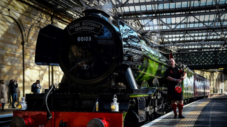 Flying Scotsman whistles into Edinburgh for 100th birthday