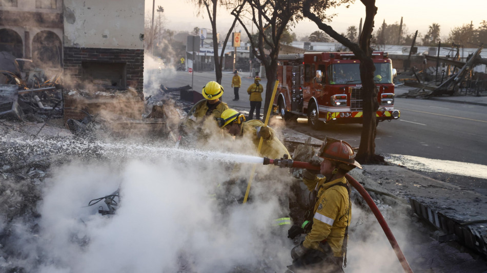 Incendi a Los Angeles, i più ricchi assoldano 'pompieri privati'