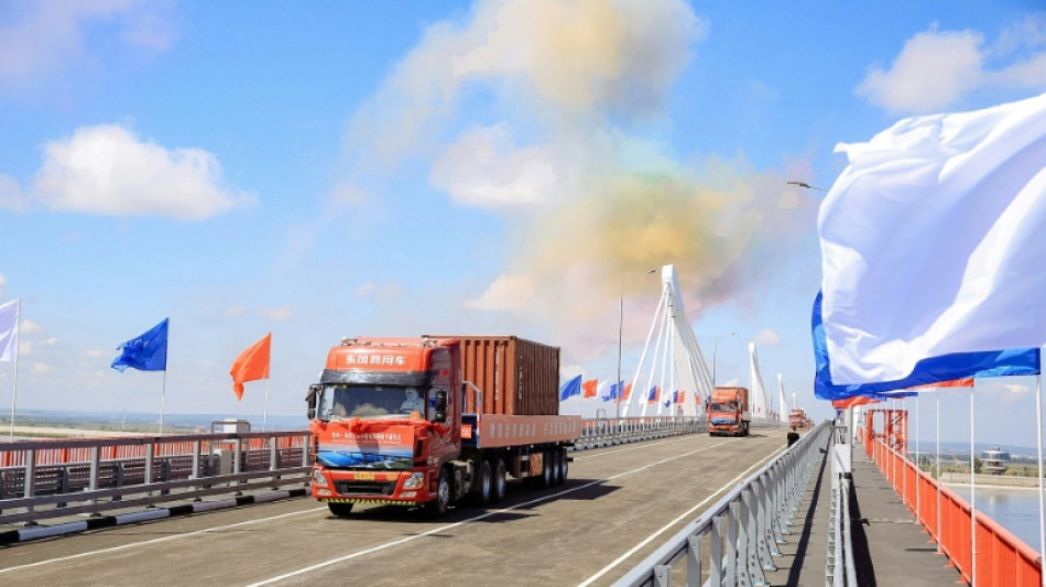 Rusia y China inauguran su primer puente de carretera