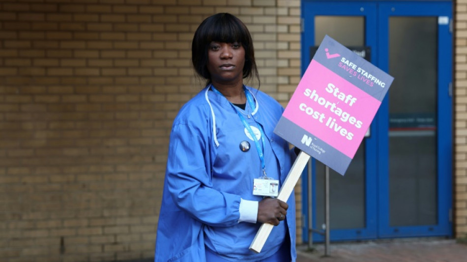 UK nurses stage new walkout over pay