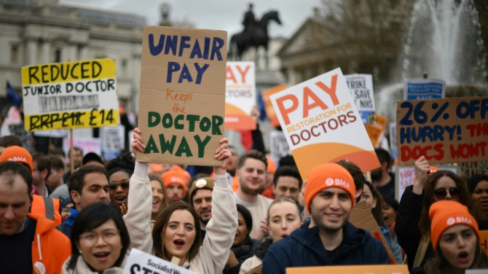 Hospital doctors in England stage 72-hour walkout