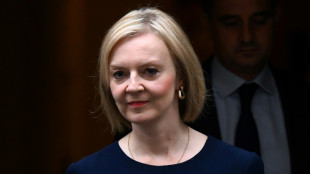 Liz Truss assume ses baisses d'impôts "controversées" malgré le désaveu des marchés