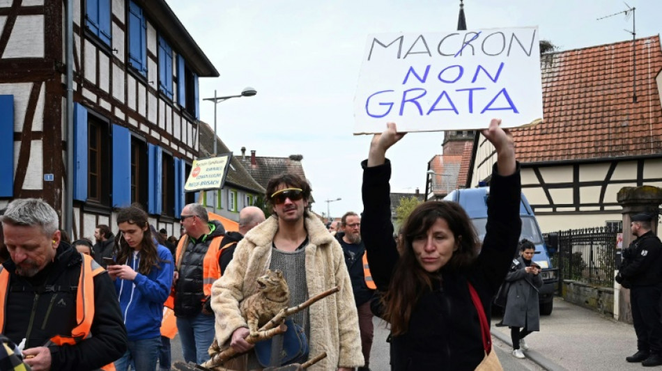 Macron tente de renouer avec les Français en Alsace, des manifestants repoussés