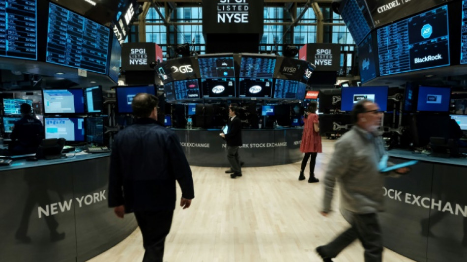 Wall Street dans le rouge après une modeste hausse des taux de la Fed