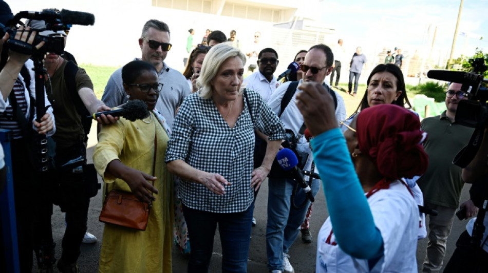 A Mayotte, Marine Le Pen veut "sonner la cloche" pour rappeler les promesses du gouvernement