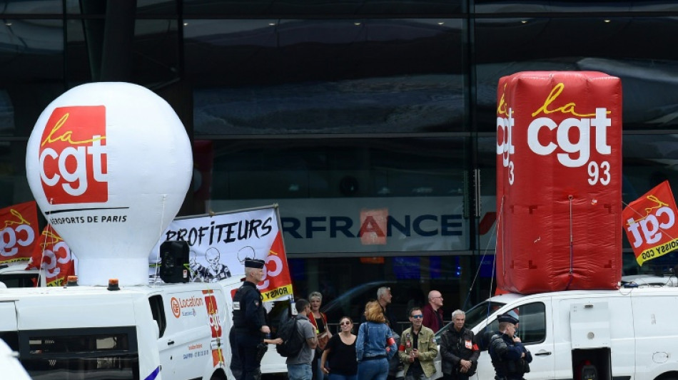 Aéroports en grève: des dizaines de vols annulés à Roissy, crainte pour les vacances