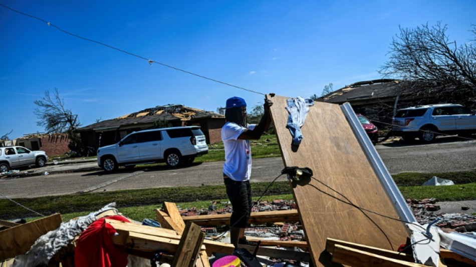 Tornado survivors in US pick through debris, grateful to be alive