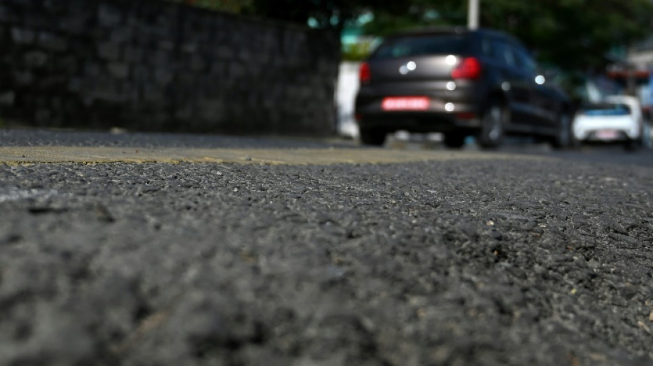 Le Népal sur la voie des routes en plastique recyclé