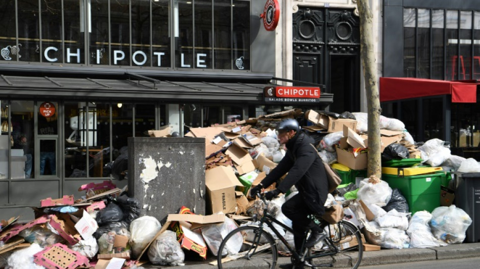 France: 10.000 tonnes d'ordures jonchent les rues de Paris 