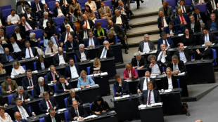 Bundestag diskutiert 200-Milliarden-"Abwehrschirm" und steuerliche Entlastung