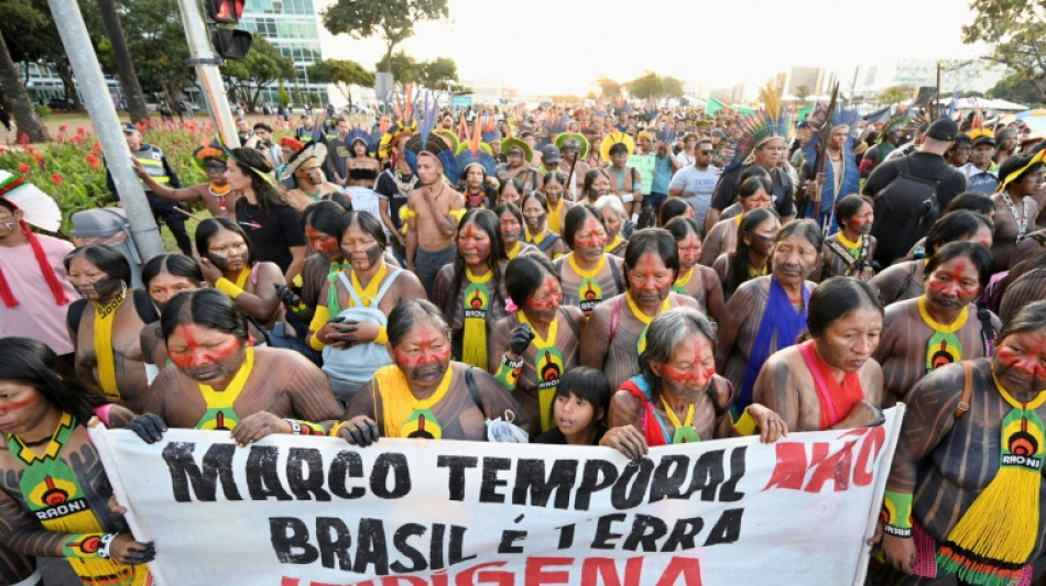 Des autochtones manifestent à Brasilia, à la veille d'un procès crucial pour leurs terres