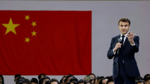 A Canton, Macron parle aux étudiants chinois et prend le thé avec Xi